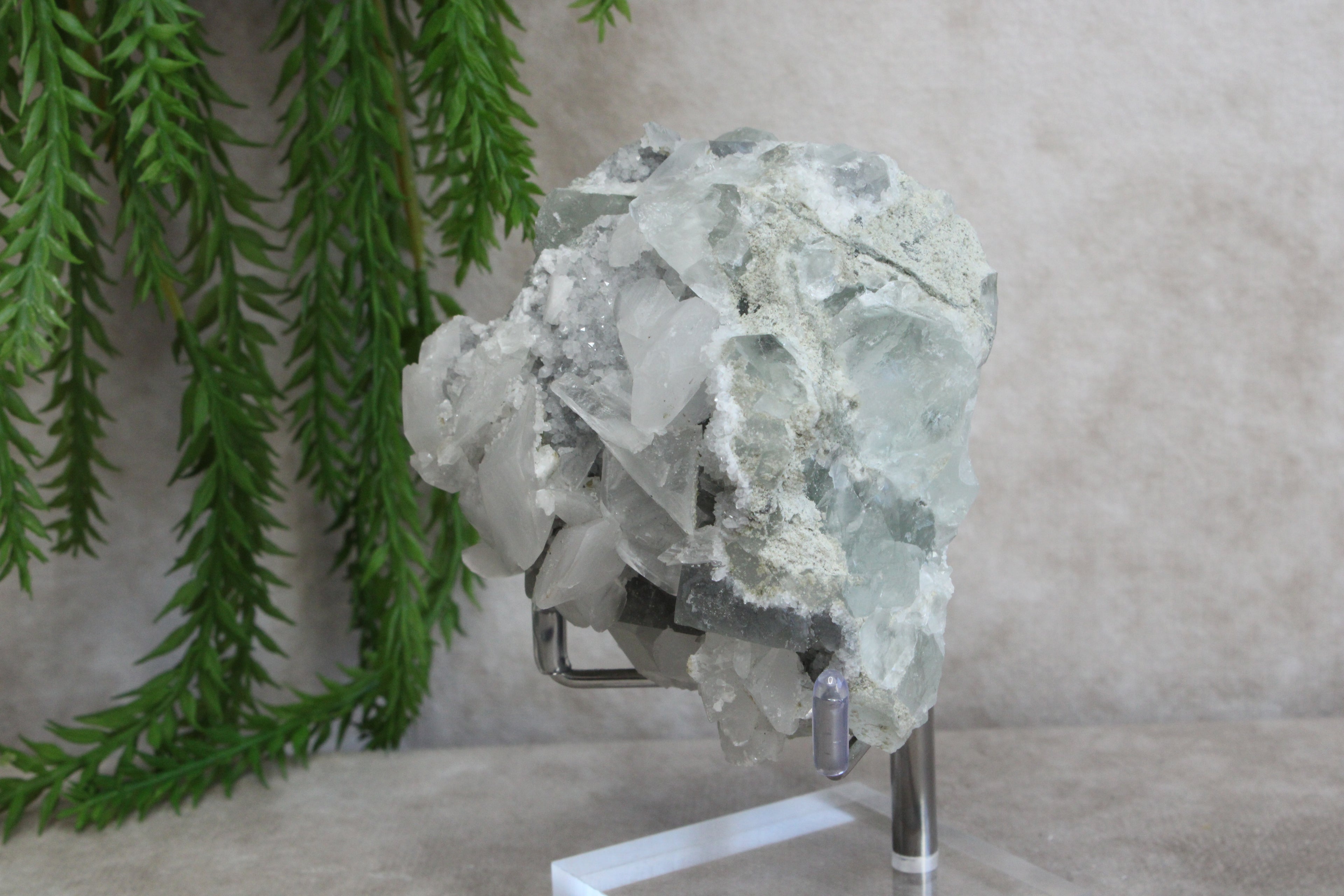 Fluoriet met calciet cluster