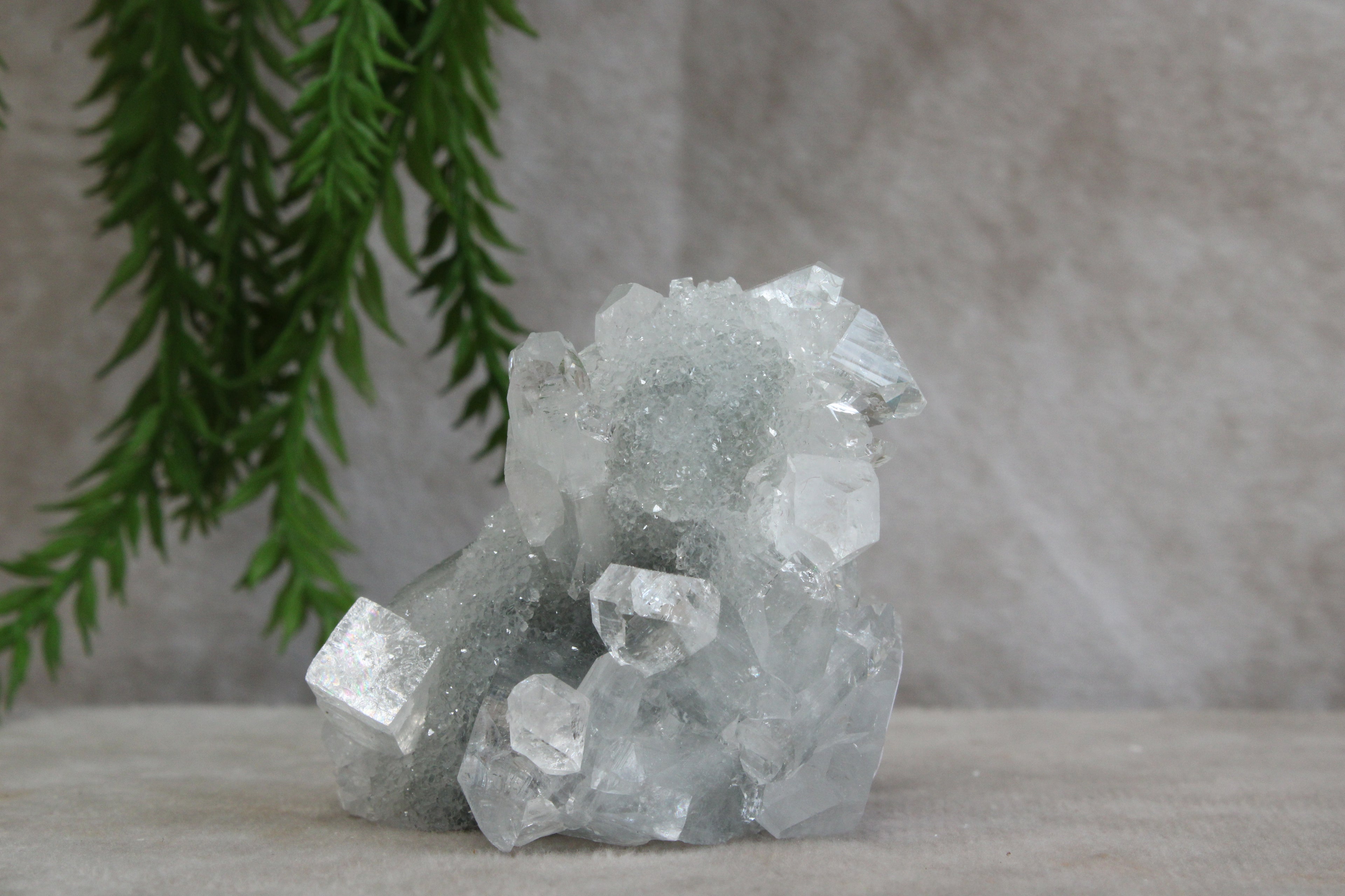 Cluster van blauwe chalcedoon, kwarts en apofylliet #99