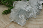Cluster van blauwe chalcedoon, kwarts en apofylliet #100