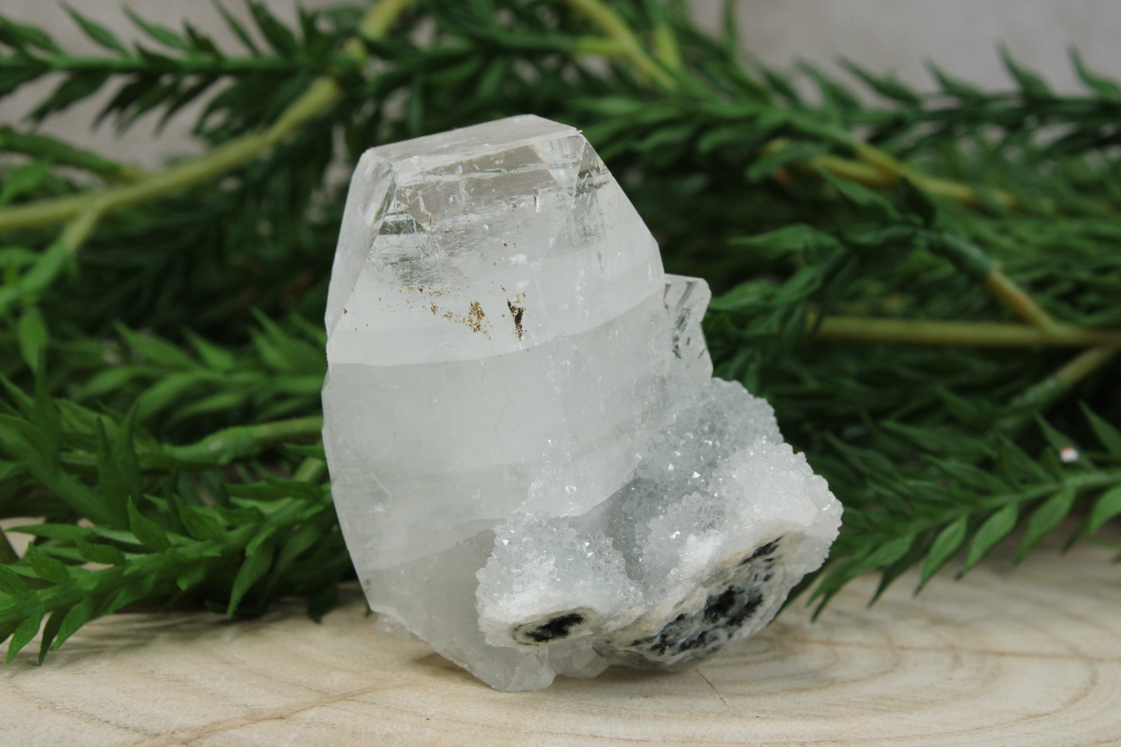 Cluster van blauwe chalcedoon, kwarts en apofylliet #1