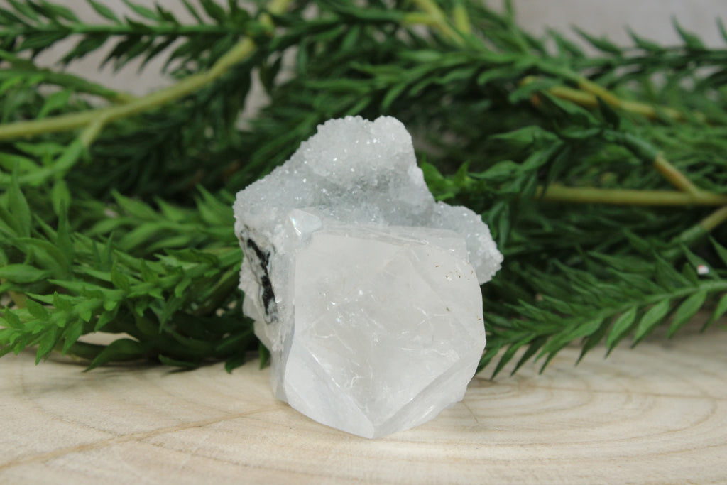 Cluster van blauwe chalcedoon, kwarts en apofylliet #1