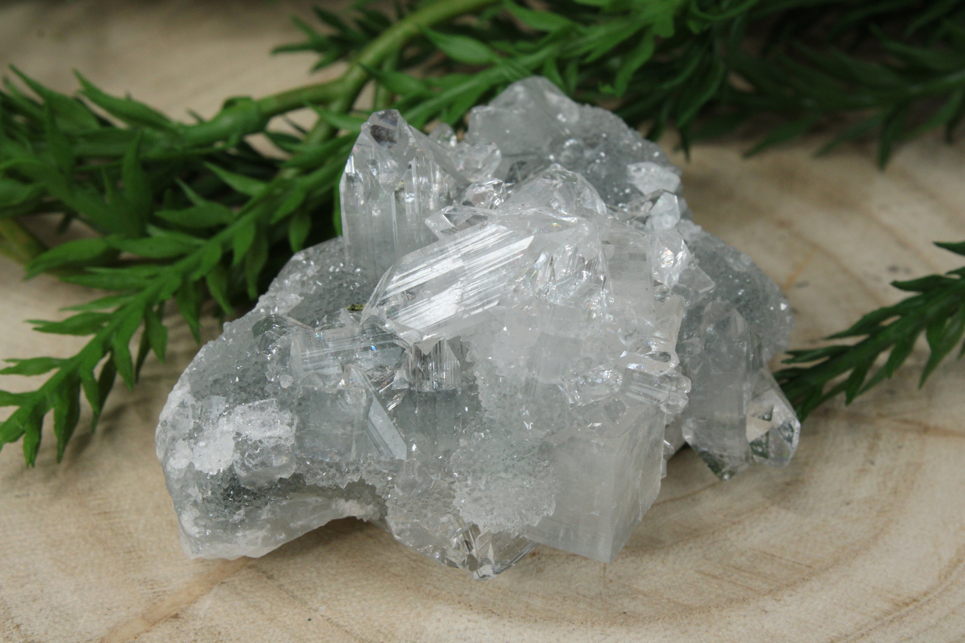 Cluster van blauwe chalcedoon, kwarts en apofylliet #2
